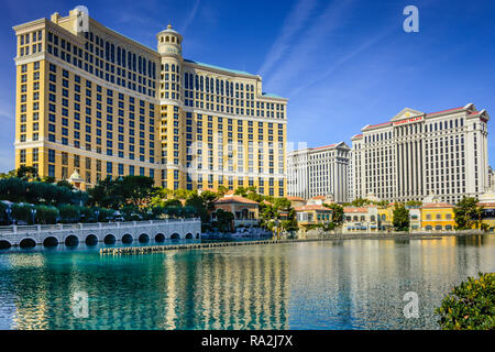 Impressionante vista sul lago per la parte anteriore del Belliago Hotel e Casino sul Las Vegas Strip di Las Vegas, NV con Caesars Palace a distanza Foto Stock