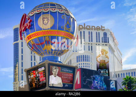 Vista del Paris Las Vegas Hotel e Casinò sulla Strip di Las Vegas con la replica del Effiel tower e l'Annata in mongolfiera ad aria calda come previsto Foto Stock