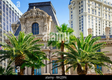 I dettagli architettonici sono belle sulla parte del Paris Las Vegas Hotel e Casino facciata su palm alberato Las Vegas Strip di Las Vegas, Nevada Foto Stock