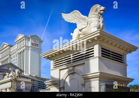 Leone alato di statue all'ingresso del tema Romano hotel e casino, il Caesars Palace a Las Vegas NV contro il cielo blu Foto Stock