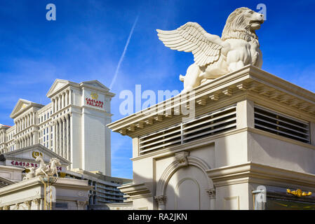 Leone alato e chairot statuaria corsa all'ingresso del tema Romano hotel e casino, il Caesars Palace a Las Vegas NV contro il cielo blu Foto Stock