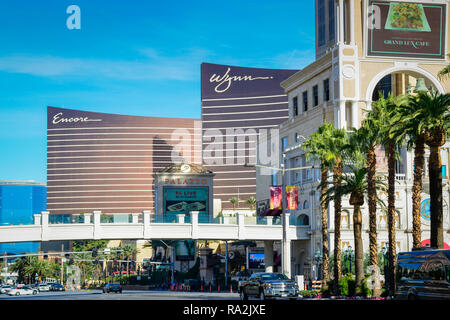 Visualizza in basso della strip di Las Vegas per un ponte pedonale con il lussuoso Wynn di Las Vegas e Encore Resort and Casino nella distanza di Las Vegas, nanovolt Foto Stock