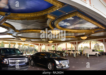 Stile Renassancie quadri in cornici dorate sul soffitto della coperta area parcheggio con parcheggiatore al Venetian Las Vegas Resort hotel e casinò di Las Foto Stock