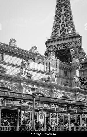 Per coloro che godono di pranzare al fresco sul patio openair di mon ami gabi ristorante francese sulla striscia al Paris Las Vegas Hotel Resort e Casinò di Foto Stock