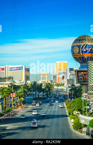 Vista in elevazione del traffico sulla Strip di Las Vegas con numerosi hotel e casinò e palme di rivestimento del famoso drive in Las Vegas, nanovolt Foto Stock