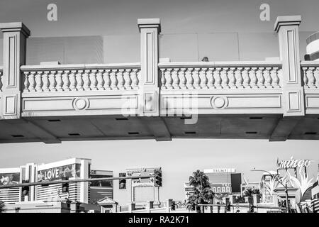 Un ponte pedonale che conduce dal Caesars Resort Hotel e Casinò sulla Strip di Las Vegas con una vista di molti casinò e hotel a distanza in Las Foto Stock