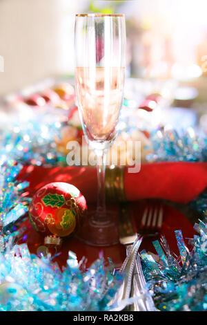 Un servizio al tavolo preparato per Natale o Capodanno. Foto Stock