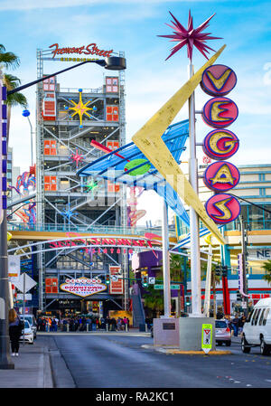 Le insegne vintage al neon salutano i turisti e i giocatori d'azzardo all'ingresso di Fremont Street Experience nel centro di Las Vegas, Nevada, Stati Uniti Foto Stock