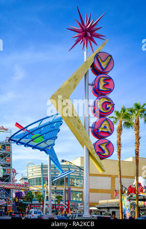 Vintage insegne al neon e simboli di intrattenimento e di divertimento, salutare i turisti e gamblers alla vicina Fremont Street Experience entrata nel centro di Las Foto Stock