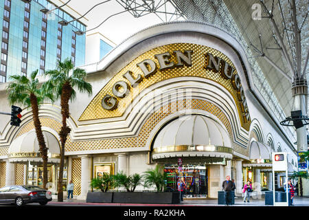 Ingresso per il famoso Golden Nugget Hotel and Casino , un vintage casinò si trova al Fremont Street Experience in Downtown Las Vegas, nanovolt Foto Stock