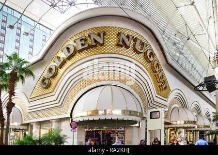 Ingresso per il famoso Golden Nugget Hotel and Casino , un vintage casinò si trova al Fremont Street Experience in Downtown Las Vegas, nanovolt Foto Stock