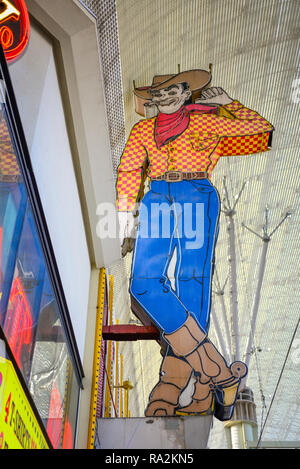 La famosa insegna al neon di Las Vegas Vic, il cowboy, nel centro di Las Vegas NV di questo 40 piedi cowoby al neon si trova a Fremont Street Experience nel centro cittadino di L Foto Stock