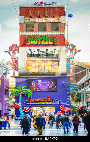 Persone che passeggiano intorno all'ingresso colorato al Fremont Street Experience in Downtown Las Vegas, nanovolt Foto Stock