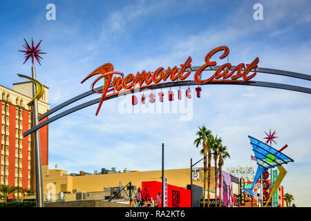 Segno di overhead del neon di accogliere i visitatori al Fremont quartiere est di vintage Downtown Las Vegas, NV, STATI UNITI D'AMERICA Foto Stock