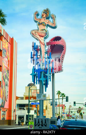 Una showgirl su un palo insegna al neon, insieme con il tacco alto segno, sulla settima strada in Fremont a est del distretto di vecchia scuola, Las Vegas Downtown Las Vegas, NV, STATI UNITI D'AMERICA Foto Stock