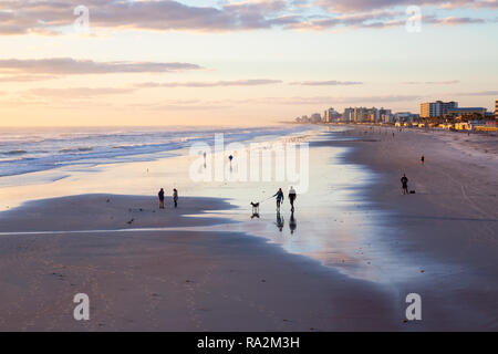 Daytona Beach, Florida, Stati Uniti - 31 Ottobre 2018: Veduta aerea della splendida spiaggia di sabbia durante una vibrante sunrise. Foto Stock