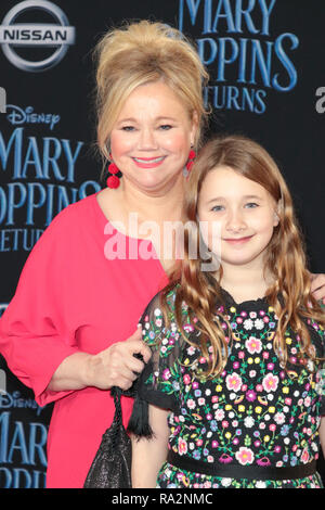 Disney's 'Mary Poppins restituisce' Premiere Mondiale tenutosi presso il Teatro Dolby in Hollywood, la California il 29 novembre 2018 con: Caroline Rhea, Ava Rhea Economopoulos dove: Los Angeles, California, Stati Uniti quando: 29 Nov 2018 Credit: Sheri Determan/WENN.com Foto Stock