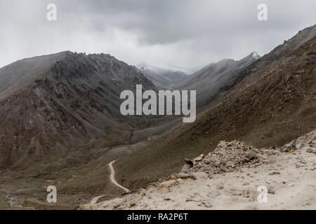 Strada di Montagna tra Leh e Valle di Nubra. Nelle vicinanze passano più alta nel mondo Khadung La, Ladakh, Jammu e Kashmir, India, luglio 18, 2018. (CTK Foto Stock
