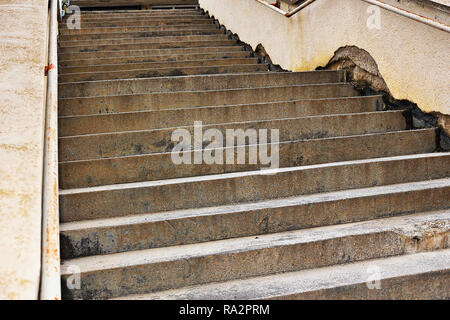 Dettaglio di umidità effetti su scala pareti laterali Foto Stock