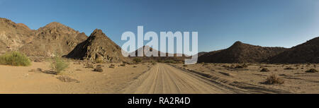 180 gradi, cinque foto ha portato a un'immagine, Richtersveld Parco transfrontaliero, strada sterrata in un ambiente collinare, Sud Africa Foto Stock