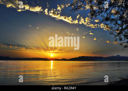 Colorato arancione tramonto nell isola di Milos, Grecia Foto Stock