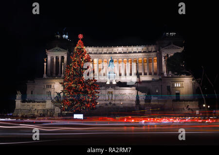 Roma, Italia - Piazza Venezia addobbate a festa, con l'albero di Natale. Sullo sfondo il monumento a Vittorio Emanuele II, ultimo re d'Italia. Foto Stock