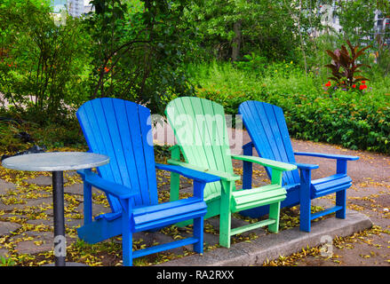 Tre vuoto Adirondack sedie nel parco, Toronto, Ontario, Canada Foto Stock