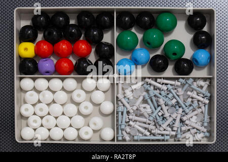 Il modello molecolare chimica e fisica scienza kit su una fibra di carbonio sullo sfondo Foto Stock