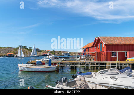 Lungomare nel villaggio di pescatori di Mollösund, Orust, Costa Bohuslän, Götaland, Svezia Foto Stock