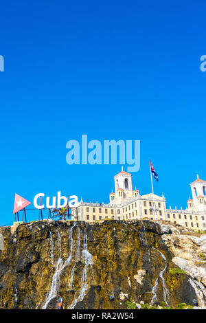 Cuba segno davanti al Hotel Nacional de Cuba a L'Avana, Cuba, Caraibi Foto Stock