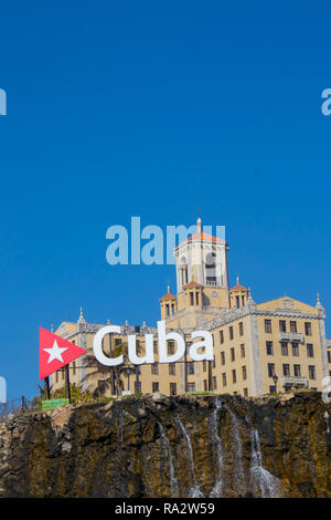 Cuba segno davanti al Hotel Nacional de Cuba a L'Avana, Cuba, Caraibi Foto Stock