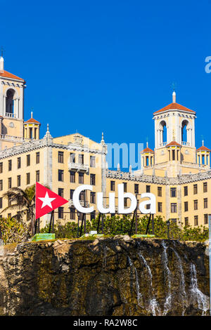 Cuba segno davanti al Hotel Nacional de Cuba a L'Avana, Cuba, Caraibi Foto Stock