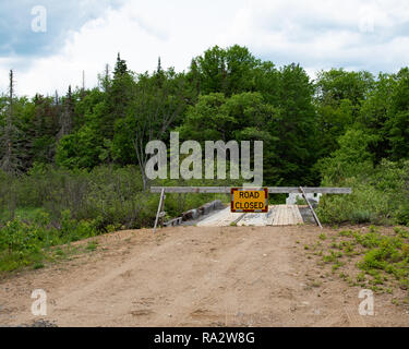 Una strada chiusa segno e barricade bloccare un condannato in legno ponte di registrazione nel deserto Adirondack. Foto Stock