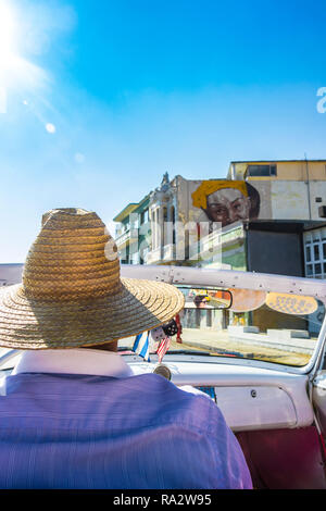 Vista dal sedile posteriore del tassista cubano sul classico taxi americano chevrolet anni 1950 convertibile sul Malecon a l'Avana, Cuba, Caraibi Foto Stock