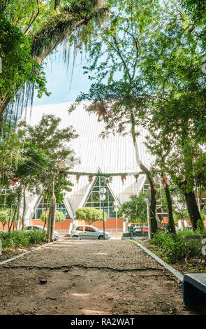 - Londrina PR, Brasile - 12 dicembre 2018: vista attraverso gli alberi del Bosque Marechal Rondon Candido al Catedral Metropolitana de Londrina. Foto Stock