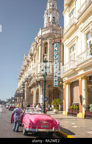 Classico vecchio American automobile parcheggiata in una strada avana a Cuba Foto Stock