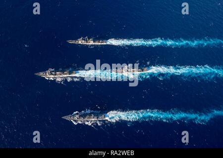 Gli Stati Uniti Navy guidato-missile destroyer USS Mustin conduce la visita-missili cruiser USS Antietam, visite-missile destroyer USS Curtis Wilbur e il Giappone marittimo Forza di Autodifesa nave Fuyuzuki JS in una formazione durante l'esercizio congiunto MultiSail 2018 marzo 14, 2018 nel Mare delle Filippine. Foto Stock