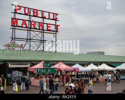 Il Mercato di Pike Place entrata segno sopra Pike e Pino intersezione strada segno Foto Stock