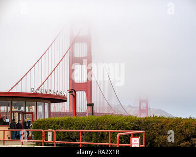 Golden Gate Bridge e Roundhouse Cafe spiata attraverso la nebbia Foto Stock
