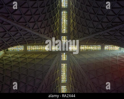 La luce del sole splende attraverso la parte superiore della cattedrale della chiesa edificio Foto Stock