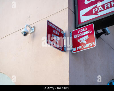 Registrazione video in corso con il logo di sorveglianza lungo con la fotocamera al di fuori del centro commerciale parcheggio Foto Stock