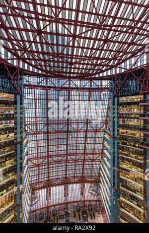 Atrio Interno del James R. Thompson Center - Stato di Illinois edificio progettato da Helmut Jahn Foto Stock