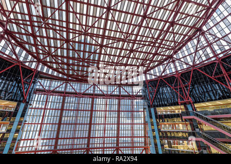 Atrio Interno del James R. Thompson Center - Stato di Illinois edificio progettato da Helmut Jahn Foto Stock