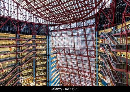 Atrio Interno del James R. Thompson Center - Stato di Illinois edificio progettato da Helmut Jahn Foto Stock