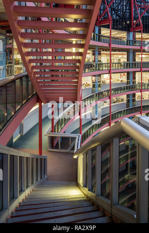 Interno del James R. Thompson Center - Stato di Illinois edificio progettato da Helmut Jahn Foto Stock