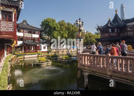 I turisti all' Yuyuan o il Giardino Yu Yuan a Shanghai Foto Stock