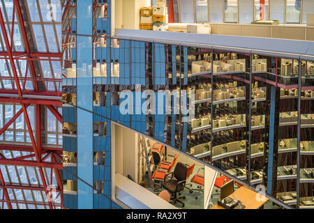 Interno del James R. Thompson Center - Stato di Illinois edificio progettato da Helmut Jahn Foto Stock