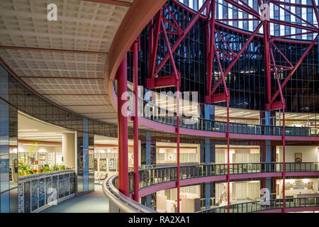 Interno del James R. Thompson Center - Stato di Illinois edificio progettato da Helmut Jahn Foto Stock