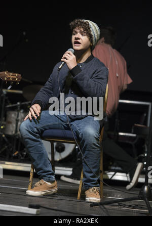 'Stranger cose' Gaten Matarazzo ripassando con la sua band, lavori in corso, precedendo il loro debutto in un concerto al per amore di fantascienza a giocatori al centro esposizioni in Manchester. Dotato di: Gaten Matarazzo dove: Manchester, Greater Manchester, Regno Unito quando: 30 Nov 2018 Credit: Graham Finney/WENN Foto Stock