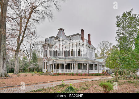 Anteriore ingresso esterno per un classico gotico vittoriano residenza privata o in casa o casa in Newnan GEORGIA, STATI UNITI D'AMERICA. Foto Stock